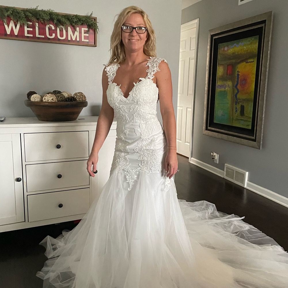 Wedding dress - Picture 2 of 8